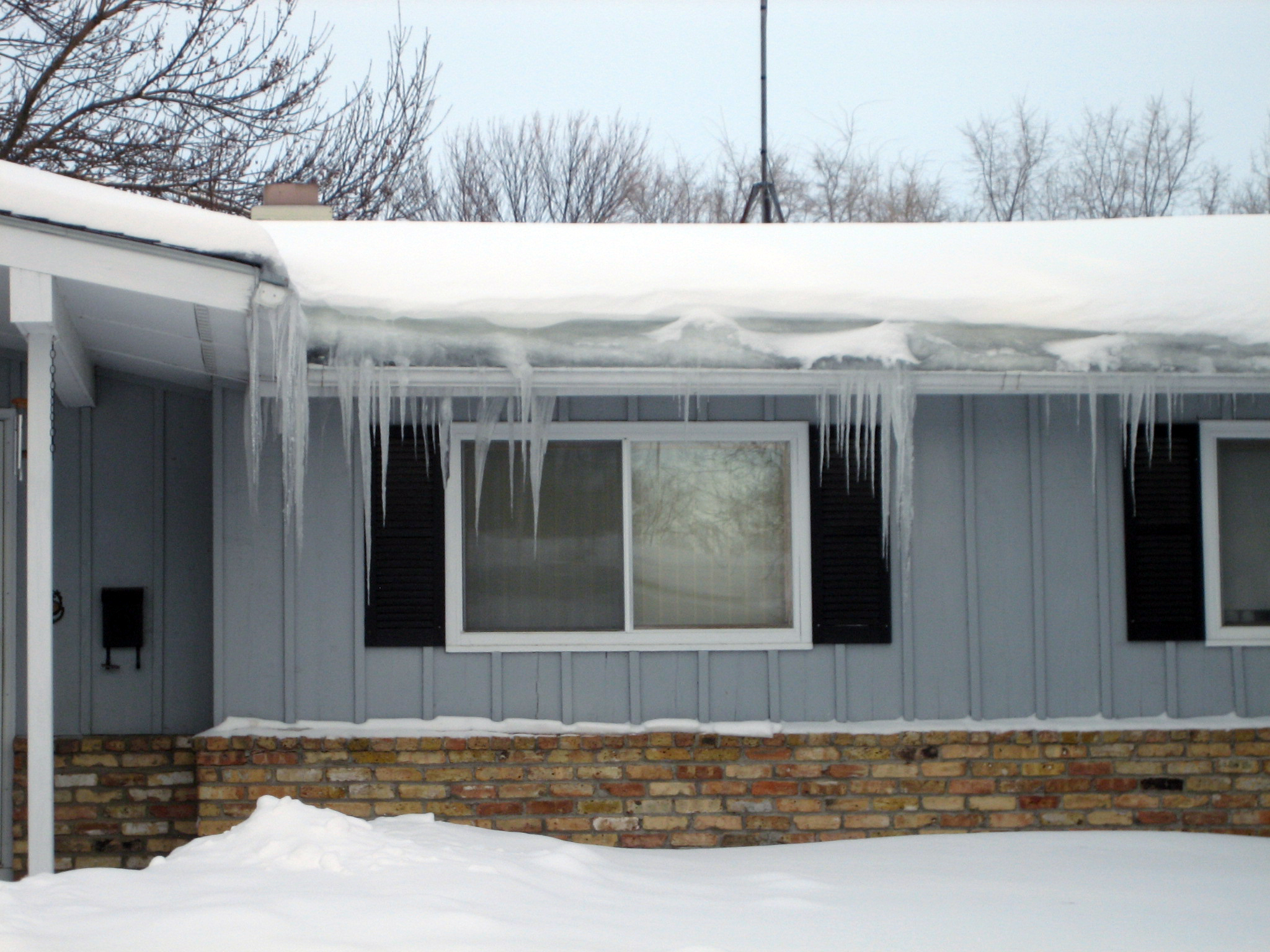 ice dams on a house roof